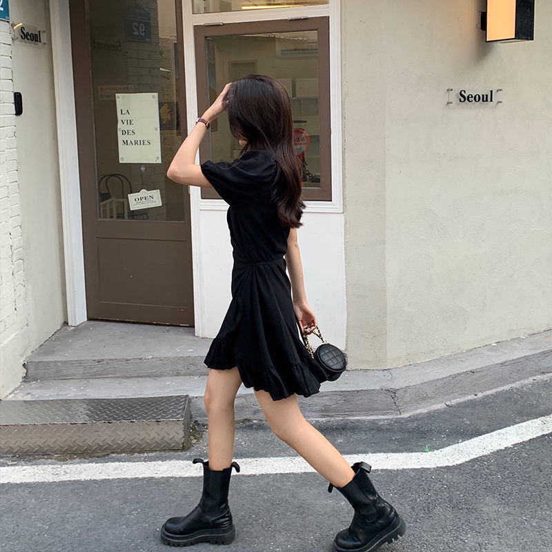 Red Gaun ukuran plus 200 kati menunjukkan saudara perempuan kurus dan gemuk menutupi perut dan mengurangi usia wanita musim panas 2021 platycodon baru V-neck gaun hitam kecil