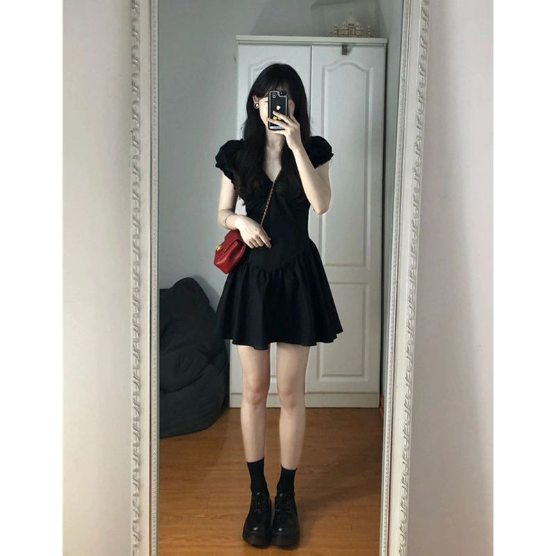 Red Prancis hitam berlipit v-neck gaun punggung terbuka wanita musim panas high-end rasa ceruk desain pinggang rok lipit keinginan murni