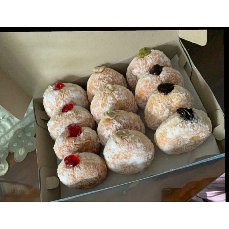 

bomboloni isi/donut isi dadakan toping bebas (greentea,coklat,srawberry) 1 dus isi 12