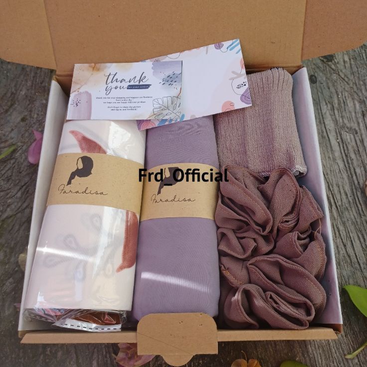 

8.8 Hampers Hijab Motif I hamper hijab I hadiah I kado I gift I kado guru I hadiah guru I kado perpisahan I kado wedding I ultah I wisuda I sidang l hijab segi empat I tasbih I tuspin l hadiah ibu l kafo ibu l hari ibu