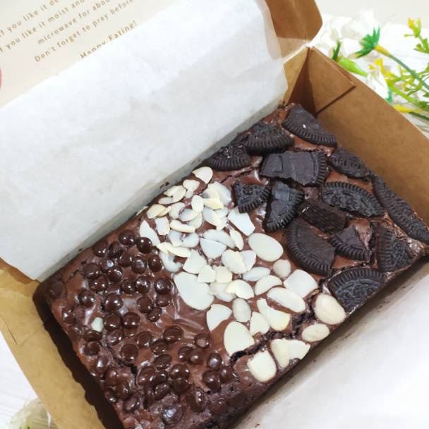 

Kirim sekarang Brownies Bella Brownies Panggang Premium MELTED Almond Oreo Chips II HAMPERS LEBARAN 2023 58