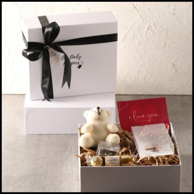 

Barang Terlaris Hampers Valentine Gift Kado Pacar /Hampers Pasangan Sellyangelinastore