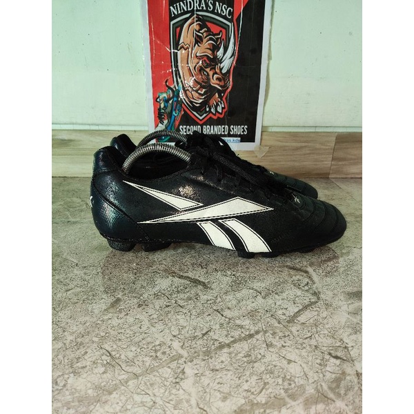 sepatu bola Reebok