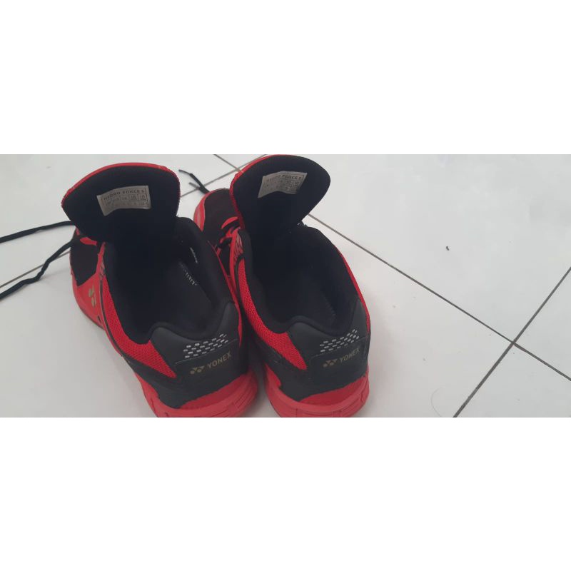 sepatu bulu tangkis