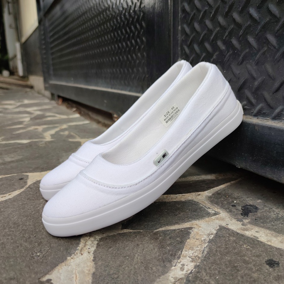 SEPATU WANITA SLIP ON  05 PUTIH POLOS.SEPATU SLIP ON TERBARU TERLARIS vwh