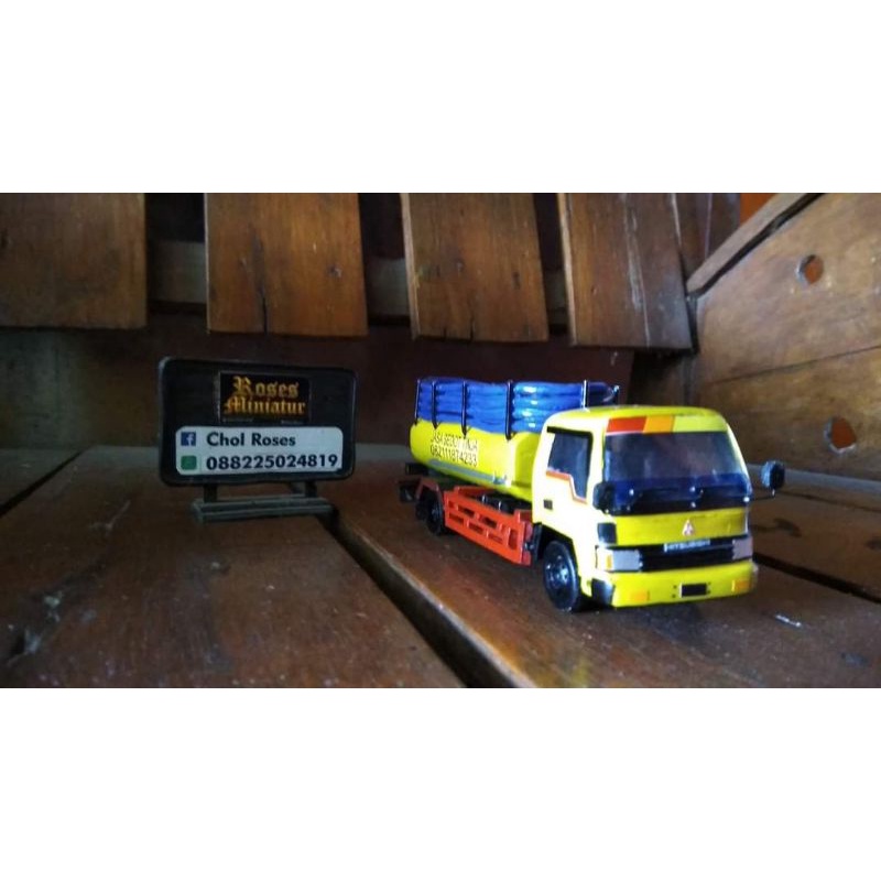 Miniatur truk Sedot WC