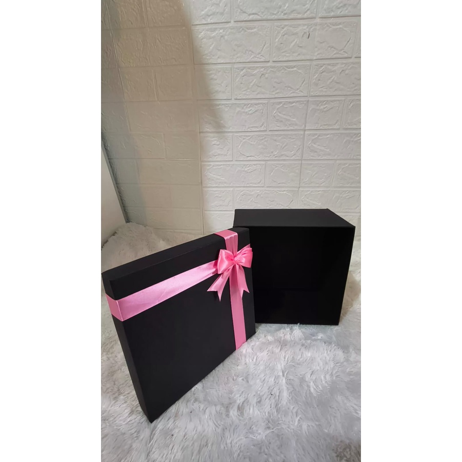 

Box Eksklusif Hitam Ukuran 20cm x 20cm x 12,5cm Free Request Warna Pita