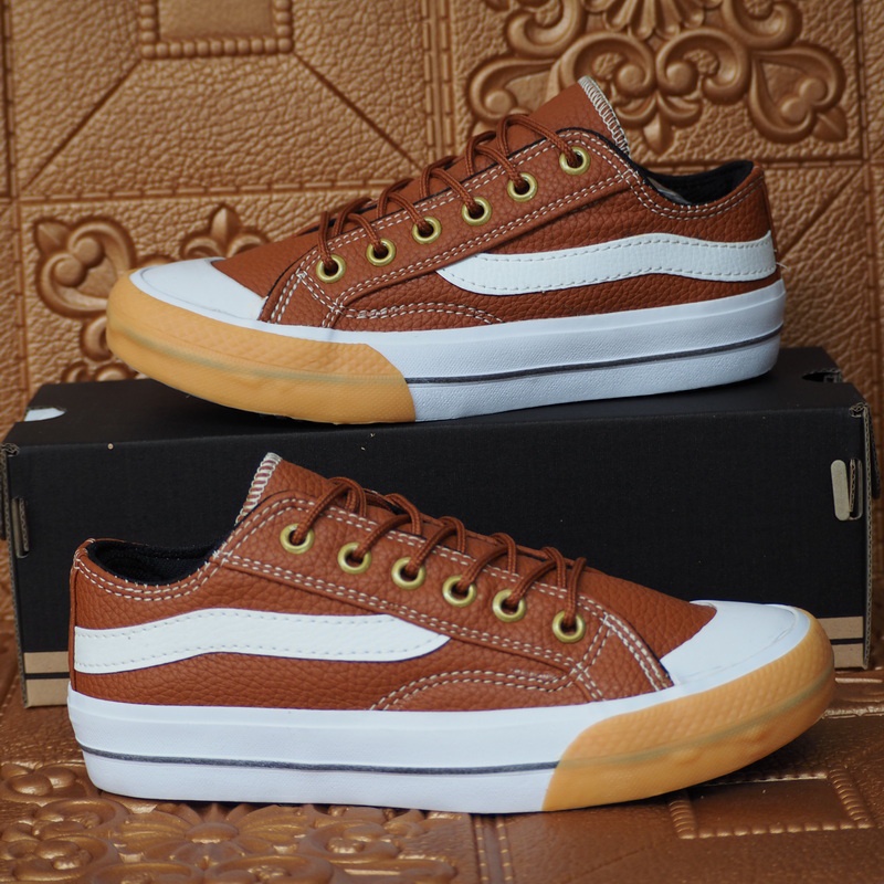 SEPATU SNEAKERS PRIA BAHAN KULIT SINTETIS COKLAT MUDA