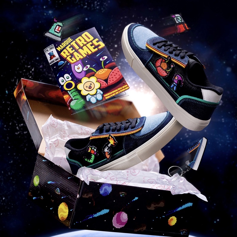 MARQUE RETRO GAMES vol 2.0 - Sepatu dengan Konsep Outer Space Arcade, dengan 6 Patch, Packaging yang Unik, Gratis Komik dan Gantungan Kunci Rubber, dengan Polyurethane Insole Empuk, untuk Pria &amp; Wanita, Sneakers bisa untuk Couple/Kembaran, Gambar Alien