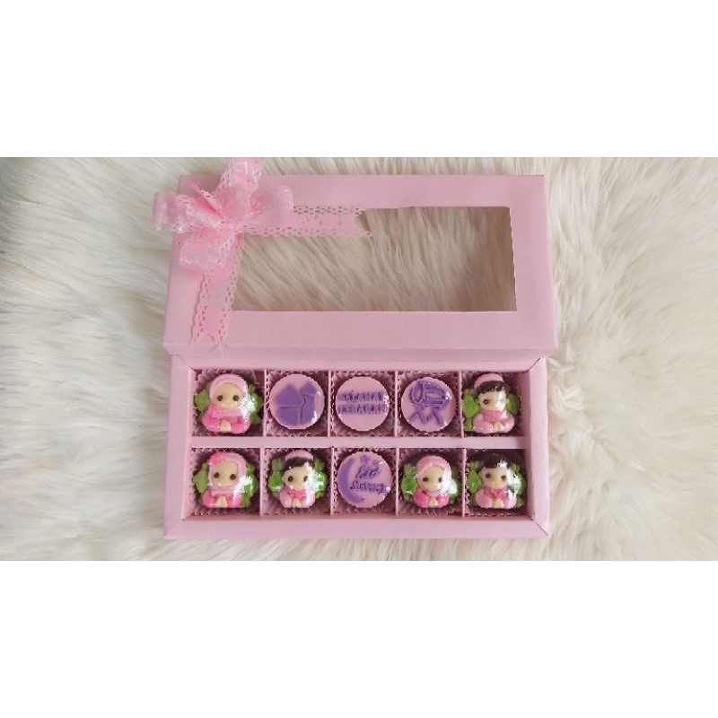

Cokelat karakter box 10 lebaran