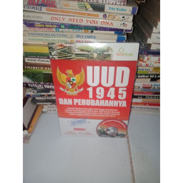 BUKU ASLI UUD 1945 DAN PERUBAHANNYA PLUS CD