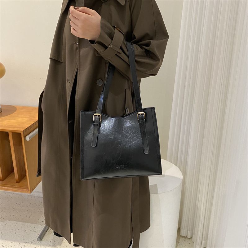 Sera musim semi dan musim panas retro tas berkapasitas besar 2023 tas wanita baru populer tas bahu komuter net red hot style tote bag