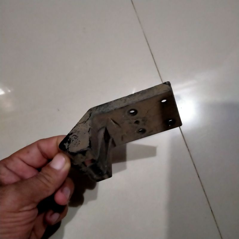 breket headlamp innova 2005-2011