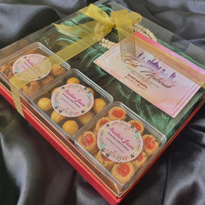 

Promo Parcel lebaran cookies & sajadah by nastar java (hampers silver 3)
