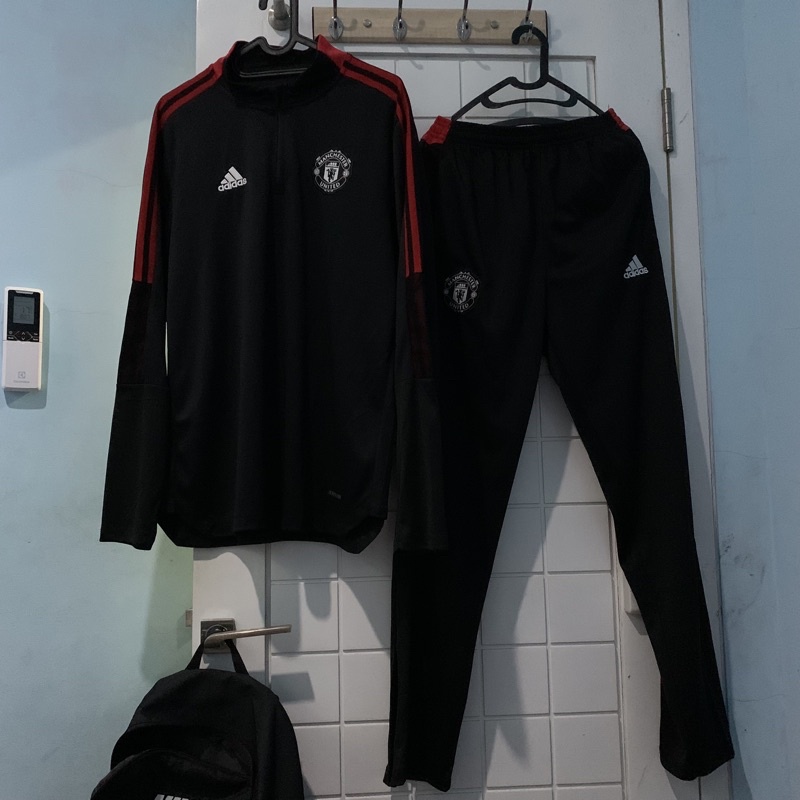 Jaket Training Tracksuit Manchester United 21/22 size XL