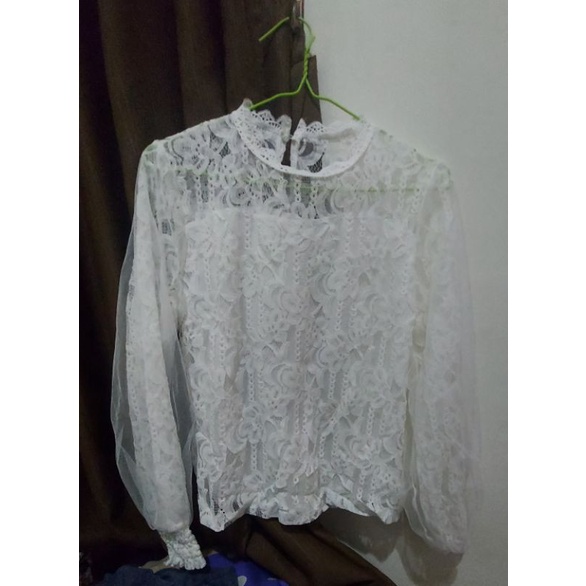 Blouse Putih style korea wanita