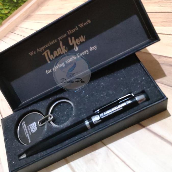 

Termurah✅⭐Giftset Ballpoint & Key Chain Custom, Kado Ultah ,Hampers Acara, Hadiah Anniversary Ekslusif