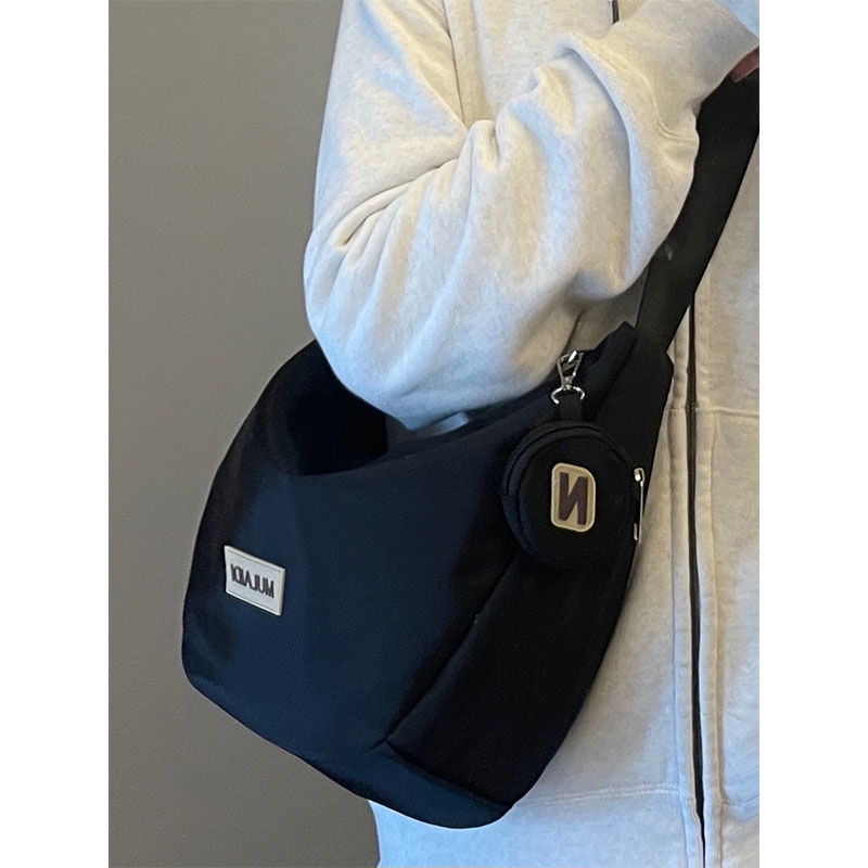 Red Tas Messenger Kapasitas Besar Wanita 2022 Baru Musim Gugur dan Musim Dingin All-Match Kasual Pangsit Tas Kanvas Tas Kelas Komuter tas Bahu