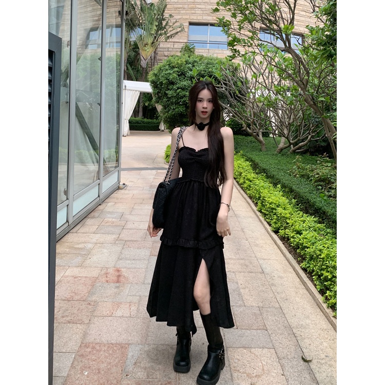 Red dreesGaun suspender hitam gaya liburan musim panas wanita longgar dan rok A-line celah tipis rok panjang sedang