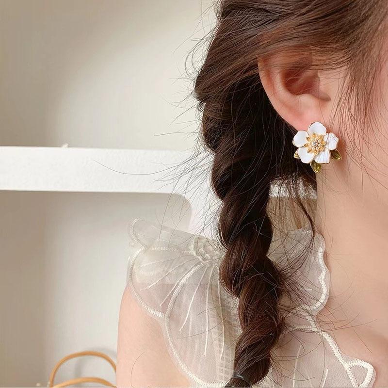 【Bayar di tempat】French Retro Berlian Imitasi Bunga Mutiara Kecil Segar Manis Anting Fashion