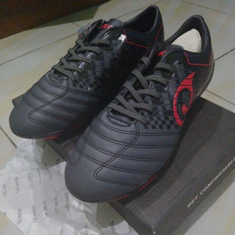 Sepatu bola Enkai