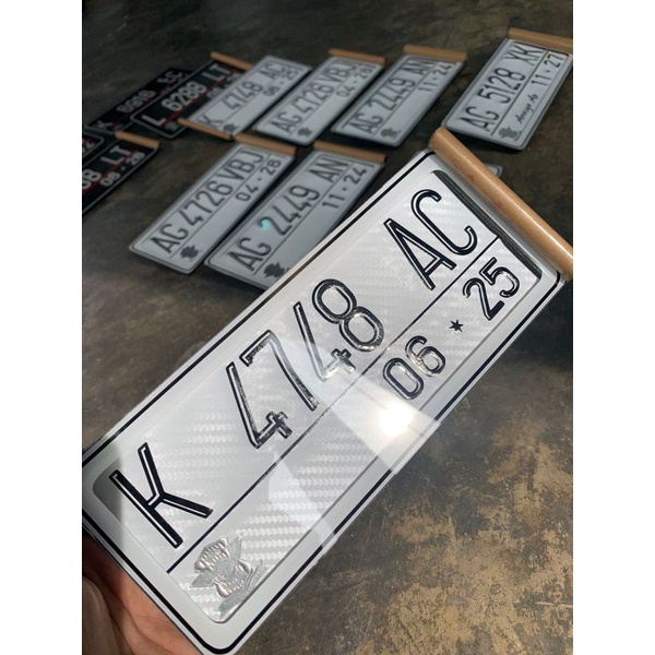 plat variasi model carbon /  plat akrilik motor | free riques nama pembeli