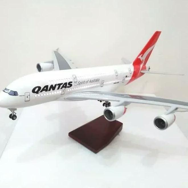 Pesawat Diecast Qantas Besar