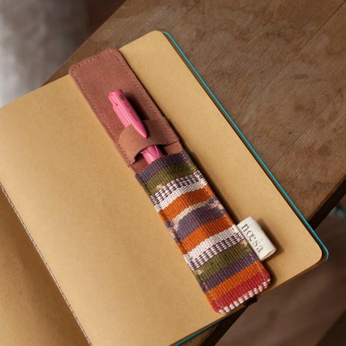 

Batas Pembatas Buku Tenun Ikat - Penanda Buku Jeda - Cloth Bookmark | Noesa