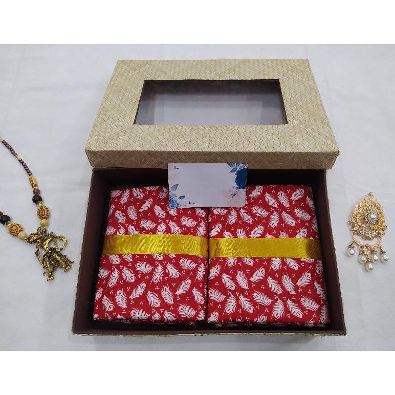 

KADO PERNIKAHAN PREMIUM 2 KAIN BATIK COUPLE / HAMPERS BATIK EXCLUSIVE / HAMPERS WEDDING/ KADO ULANG TAHUN/KADO PENSIUN/BATIK SARIMBIT KOTAK ANYAMAN PANDAN PREMIUM MURAH / BINGKISAN KADO WISUDA/BOX BATIK /HAMPERS BATIK 2 PCS FREE KARTU UCAPAN & KERTAS KADO