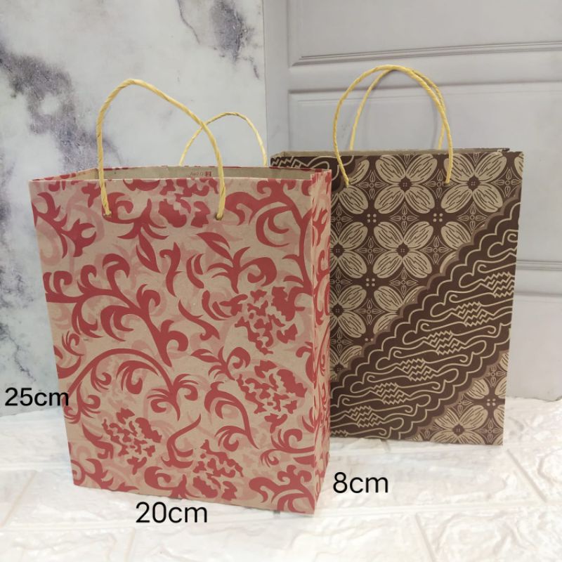 

Paper bag Kertas Motif Batik dan Bunga ukuran 20x25x8cm