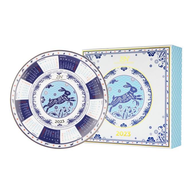 

ZEN Exclusive Piring Keramik Kalender 2023 ( Gift Box + Stand Akrilik) ---NEW READY---
