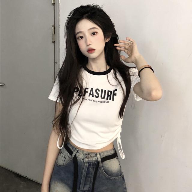 Red Surat lengan pendek T-shirt wanita musim panas rasa desain serut pendek top ceruk ramping crop top