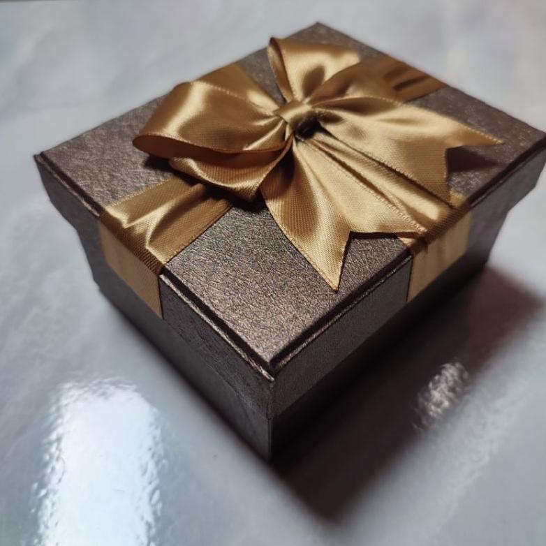 

Terbaru KOTAK COKLAT GOLD SERABUT HAMPERS BAHAN BOARD PACKING KADO