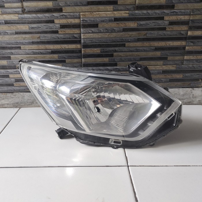 {Bekas} HEADLAMP/LAMPU DEPAN TOYOTA CALYA ATAU DAIHATSU SIGRA THN 2016-2018 Berkualitas