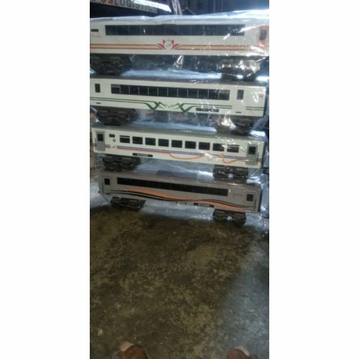 MUST HAVE GERBONG KERETA API EKONOMI TERLARIS