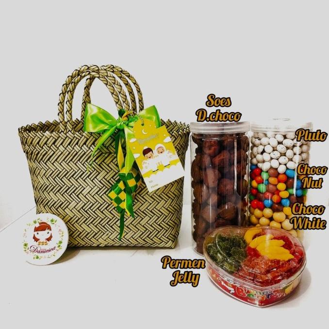 

Hampers Lebaran Tas Anyaman Isi Coklat Cookies Jelly Murah Lengkap