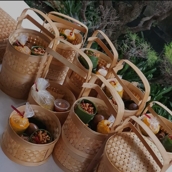 

Hampers Hampers Lontong Cap Gomeh/Lontong Opor Komplit