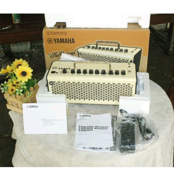 Yamaha thr 10 ii Amplifier Yamaha THR 10 II Super Like New Garansi