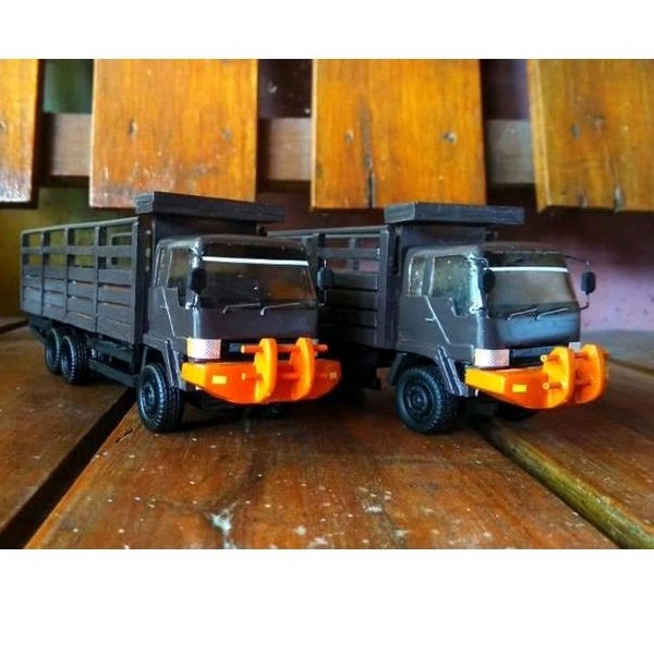 Miniatur truk Fuso coklat