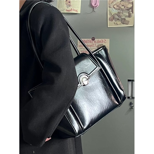 tas kulit sintetis rantai tas panjang tas kulit import sling bag besar wanita tas kantor wanita leather bag tas sling bag wanita besar Sera CorahKrion tas jinjing berkapasitas besar wanita 2023 tas Harley baru ceruk tas bahu komuter high-end