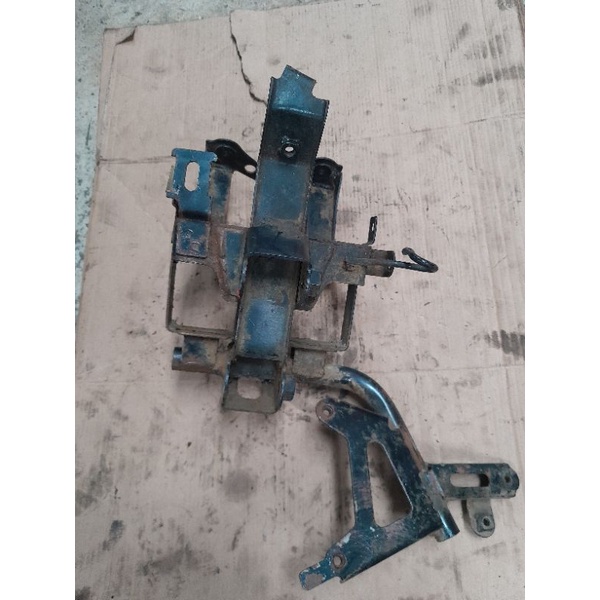 DUDUKAN TEMPAT AKI BATERAI VARIO 125 OLD KZR ORIGINAL ( copotan motor )