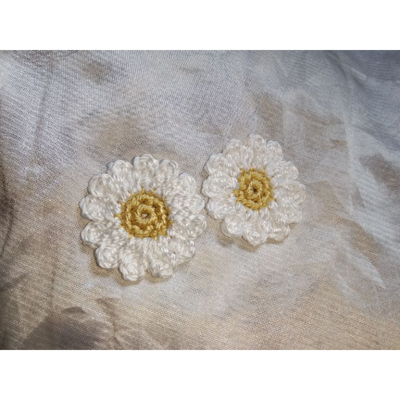 Aplikasi rajut/Bunga daisy rajut/hiasan rajut tempel