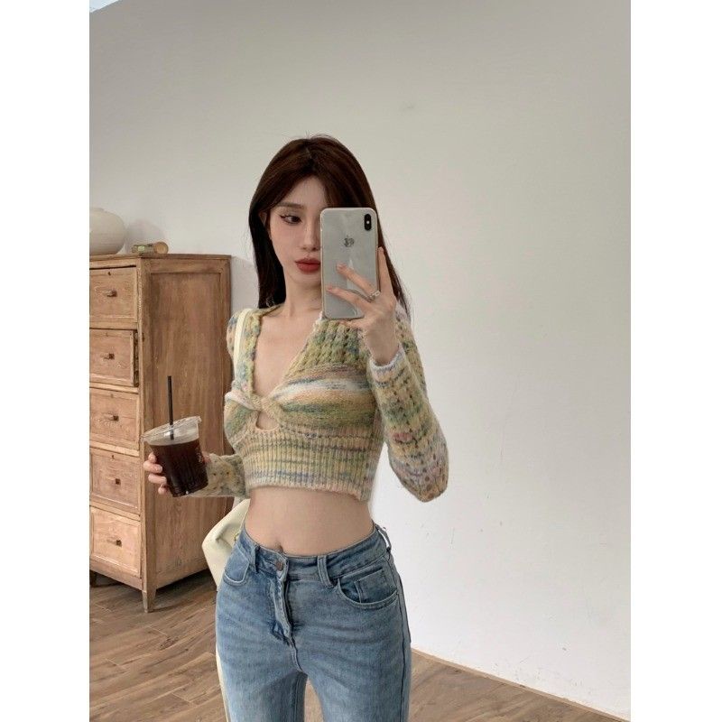 Red Hollow-out Twisted V-neck Lengan Panjang Sweater Wanita Musim Semi Versi Korea dari Gadis Panas Baru Rasa Desain Bagian Pendek Pusar Kemeja Bawahan