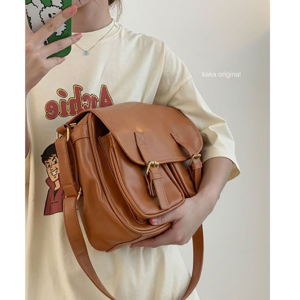 ▤❈♞Sera  Toko Retro Kapasitas Besar Messenger Tas Wanita 2023 Baru All-Match Single Tas Bahu Desain Niche Commuter Messenger tas