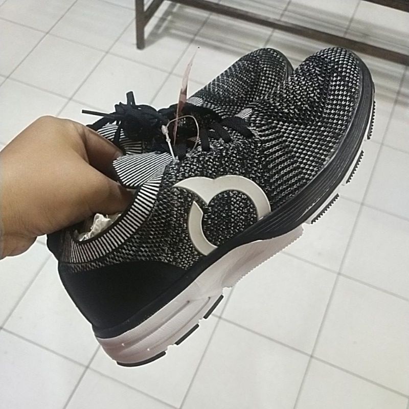 Ortuseight Sepatu Running Orient Black