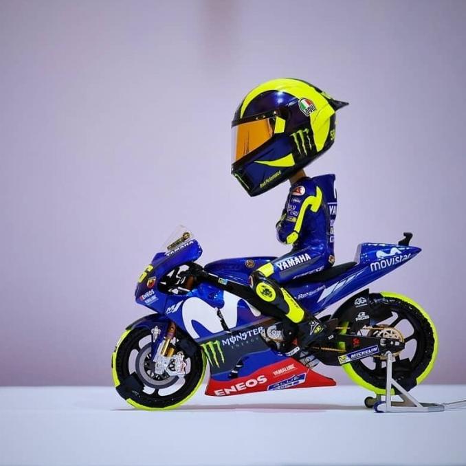 ] FIGURE VALENTINO ROSSI VR46 SITTING 2018 SOLELUNA HELMET