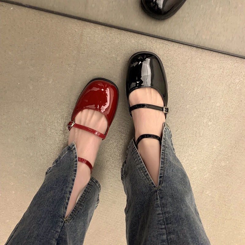 Red Fashion Tribal Bahasa Perancis Putih Mary Jane Sandal Wanita Musim Panas 2023 Baru Mid-Heel Jk Sepatu dengan Rok Kecil sepatu Kulit