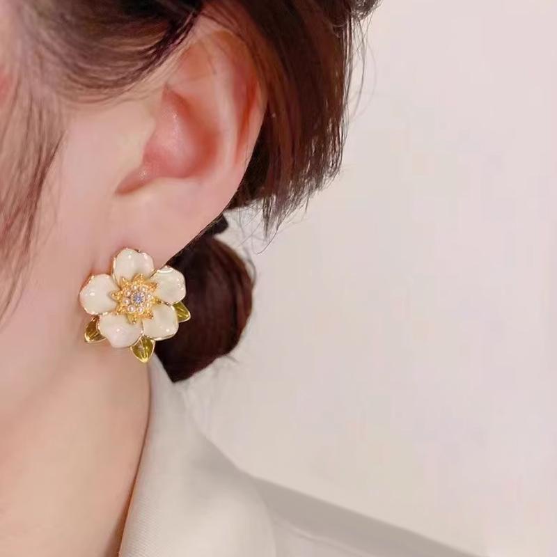 【Bayar di tempat】French Retro Berlian Imitasi Bunga Mutiara Kecil Segar Manis Anting Fashion