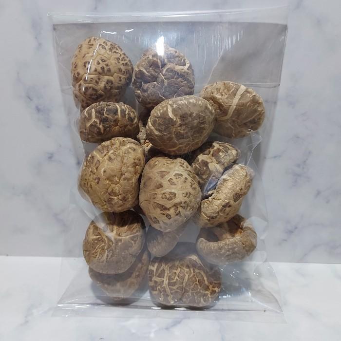 

Jamur Hioko Kering Shitake Mushroom Kering ukuran 5-7 cm 250gr (Tebal) Kualitas Terbaik