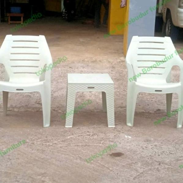 Kursi Santai Plastik Napolly Putih
